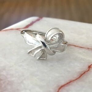Avon Silver Bow Ring Silvertone Size 9